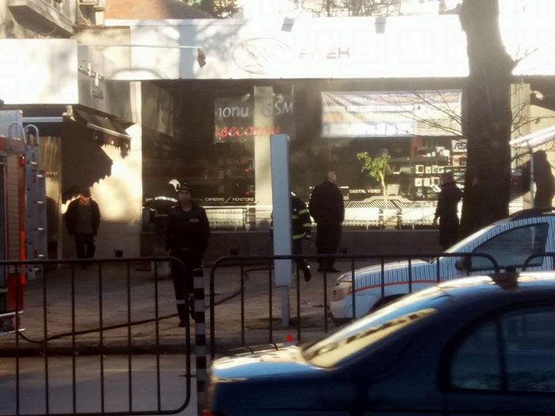 Пожар избухна в магазин в центъра на Плевен (снимки)