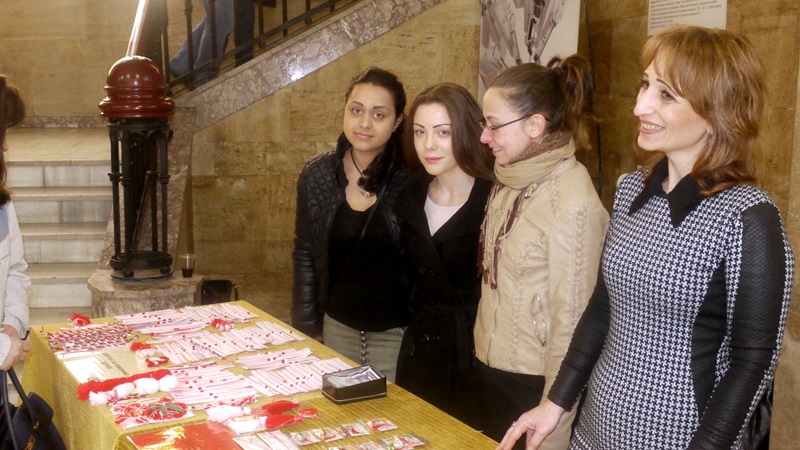 Студенти наредиха благотворителен базар с мартеници във фоайето на МУ-Плевен