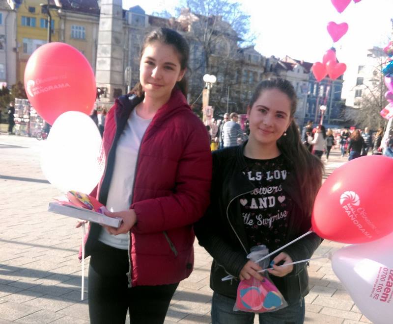 Младежи раздаваха валентинки и сладки в центъра на Плевен