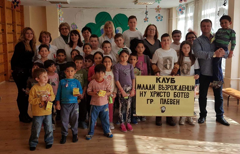 Малките възрожденци от НУ „Христо Ботев“ изненадаха децата от Дом „Детелина“