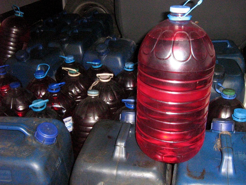 200 литра нафта без документи откриха в къща в Търнене