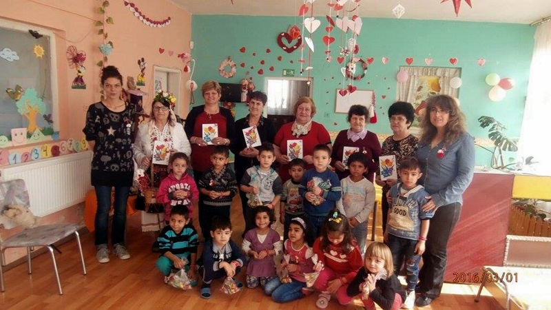 Дами от читалището в Асеновци зарадваха с мартенички децата от филиала на ЦДГ „Слънце“ в селото