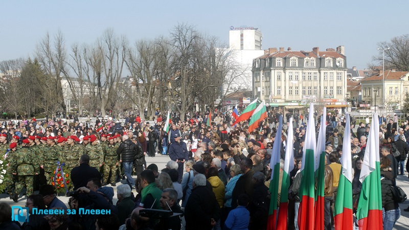 Стотици плевенчани се събраха на централния площад за тържествата по повод Трети март (фотогалерия)