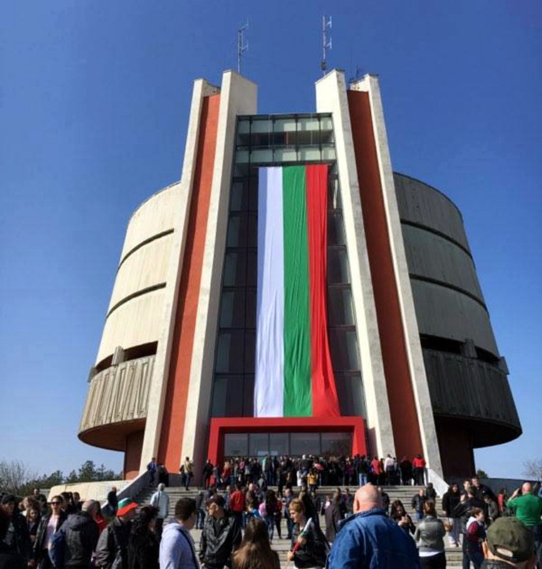 26-метров трибагреник украси Панорамата по повод Трети март