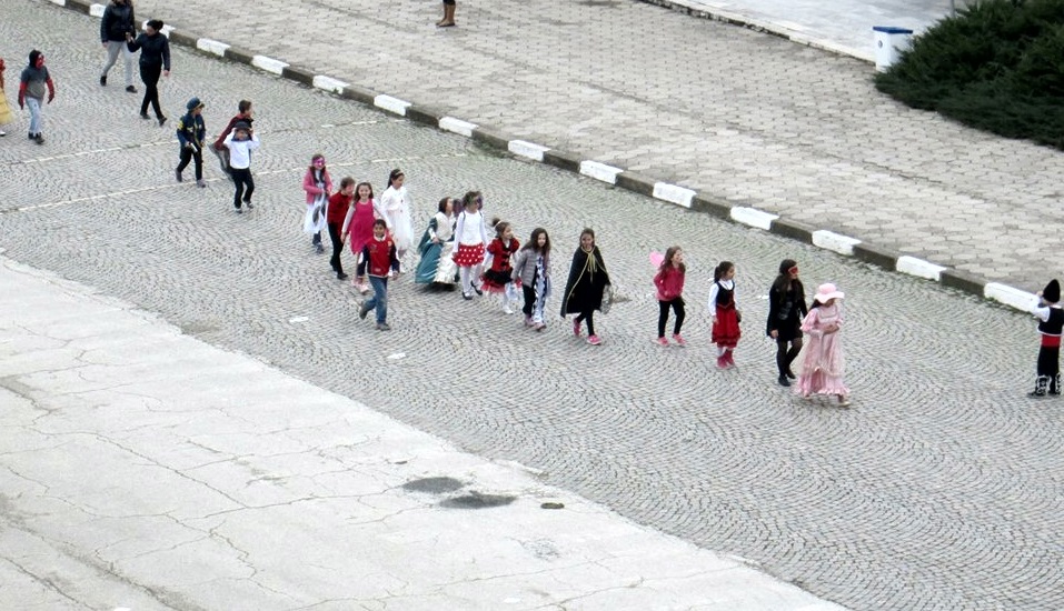 Деца от СОУ „Д-р Петър Берон” – Червен бряг направиха демонстрация за Сирни Заговезни