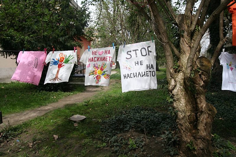 Тениски с надписи срещу насилието украсиха Градската градина