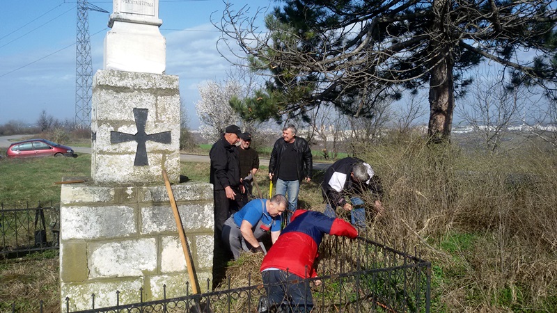 От Сдружение „Артилерия” почистиха военния паметник край село Радишево
