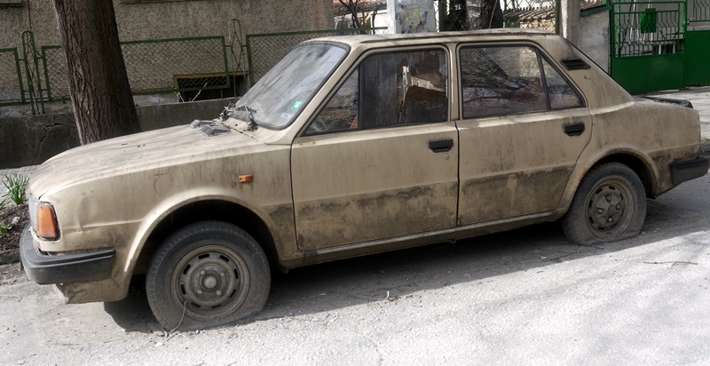 Премахват от улиците на Плевен зарязаните стари автомобили