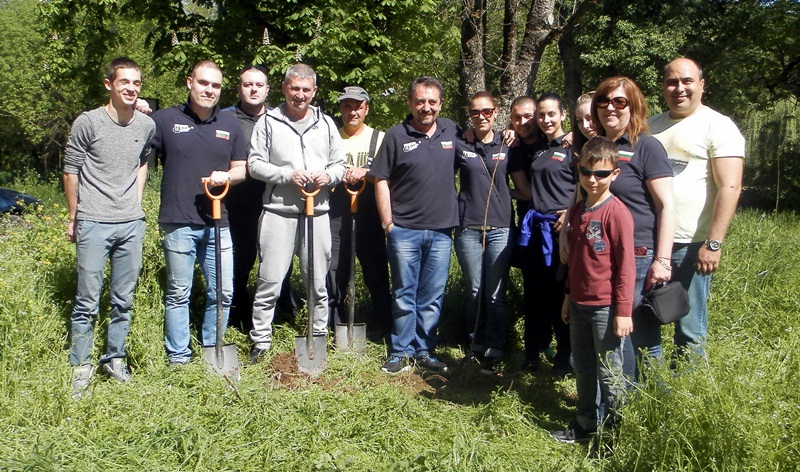 Младежи ГЕРБ – Плевен дадоха старта на инициативата „Засади дърво“