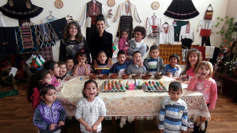 Деца и баби заедно боядисват яйца за Великден в Асеновци