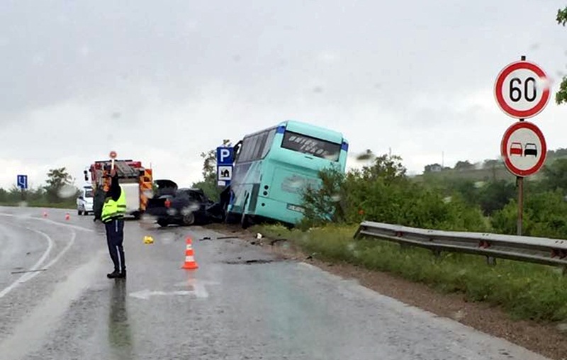 Петима загинаха край Луковит при катастрофа между кола и автобус, пътуващ за Плевен (обновена + снимка)