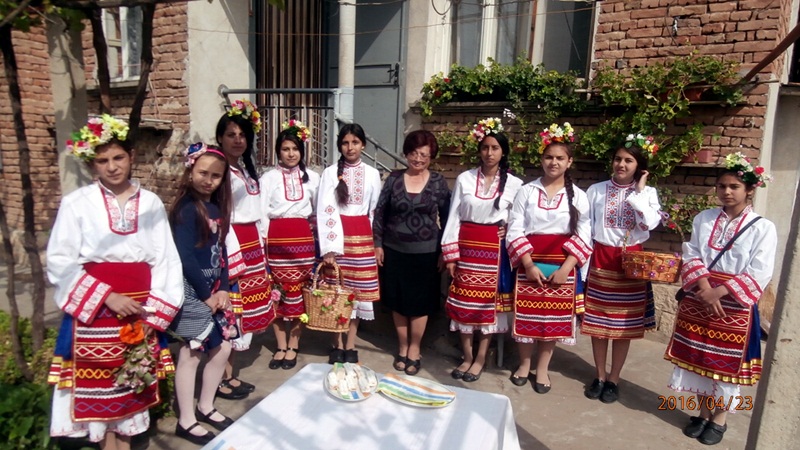 Лазарки пяха и благославяха и в село Асеновци