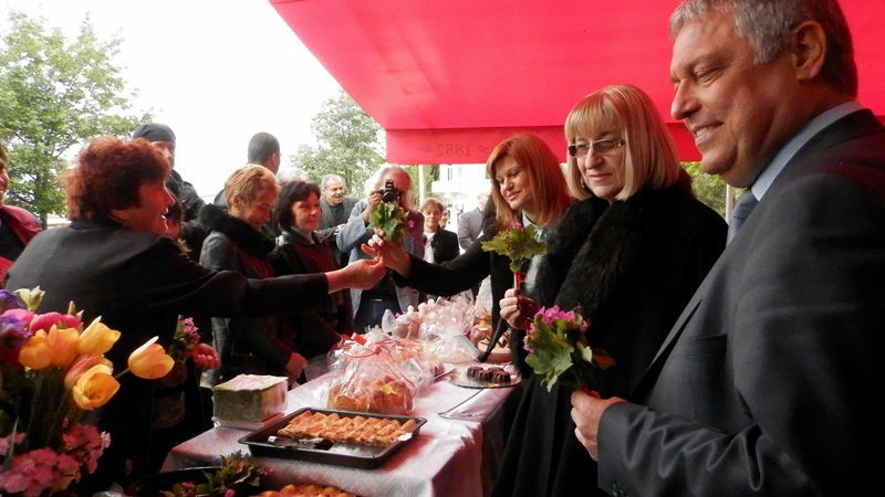 Цецка Цачева подкрепи благотворителния Великденски базар в Никопол