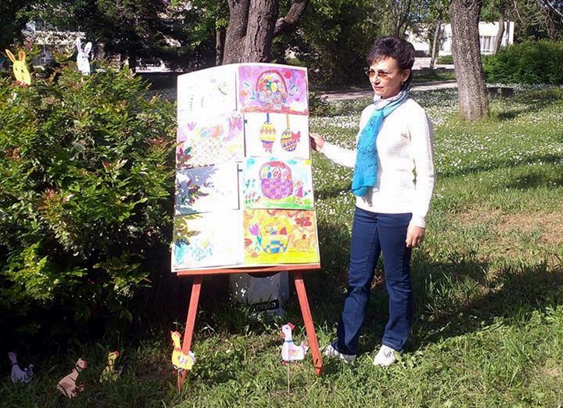 Великденска изложба подредиха деца в Градската градина в Червен бряг