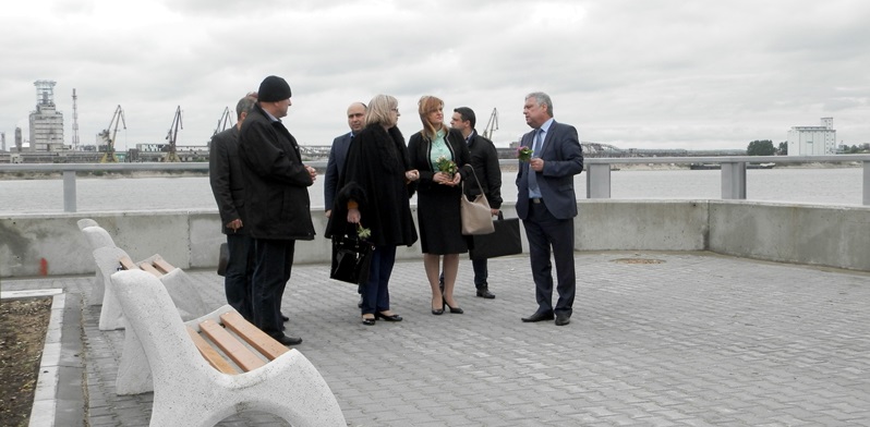 Цецка Цачева разгледа новата дренажна стена на Дунав при Никопол
