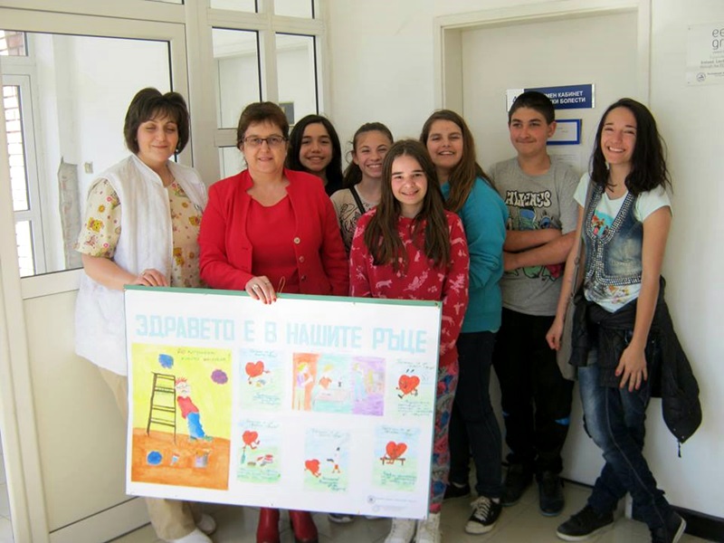 Деца от ОУ „Васил Левски” – Белене изработиха специално табло за Деня на здравния работник