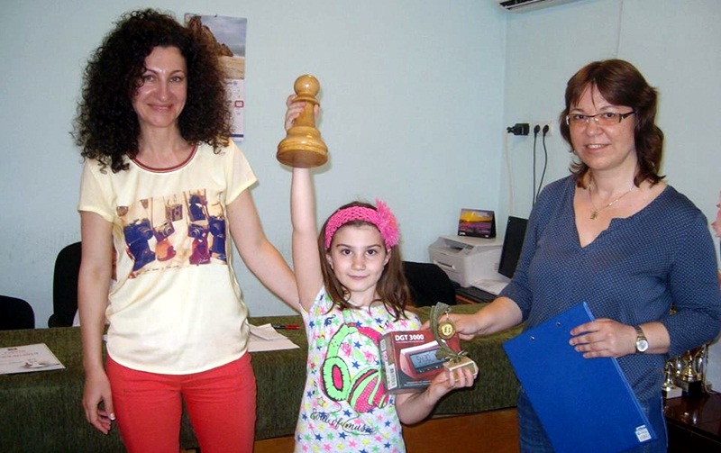 Нора Рашева е носителка на преходната купа от шахматната верига „Проходната пешка 2016“