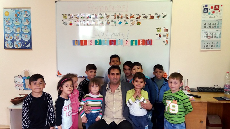 Най-младият съветник в ОбС – Долна Митрополия дари средства на детска градина и певческа група