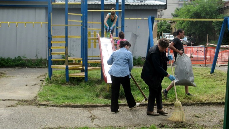 Общински служители отново чистиха детски площадки и паркове в Червен бряг