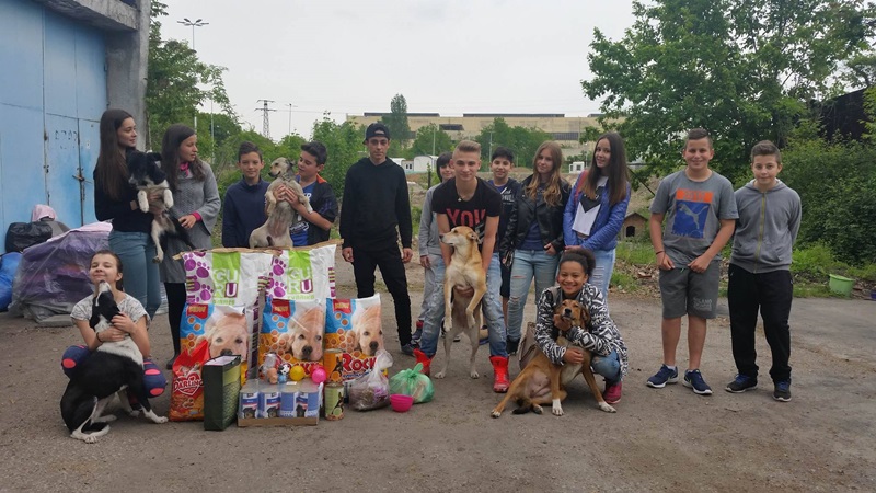 Ученици от Плевен направиха дарение на приют за бездомни животни