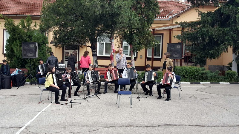 Празничен концерт звуча в двора на НУ „Христо Ботев” – Плевен