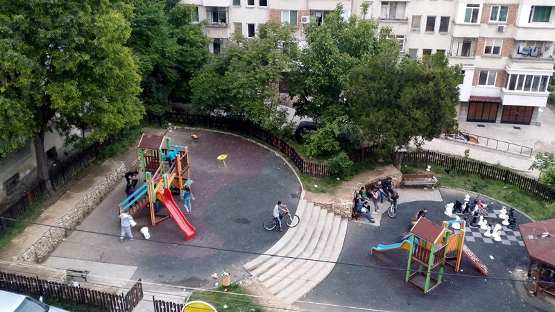 Вижте как се руши детска площадка в Плевен! /видео/