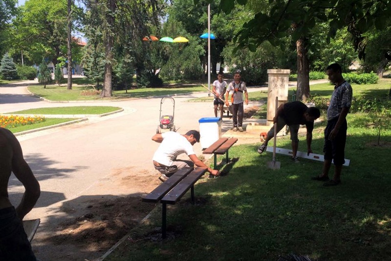 Продължава поставянето на нови пейки в Градската градина в Червен бряг