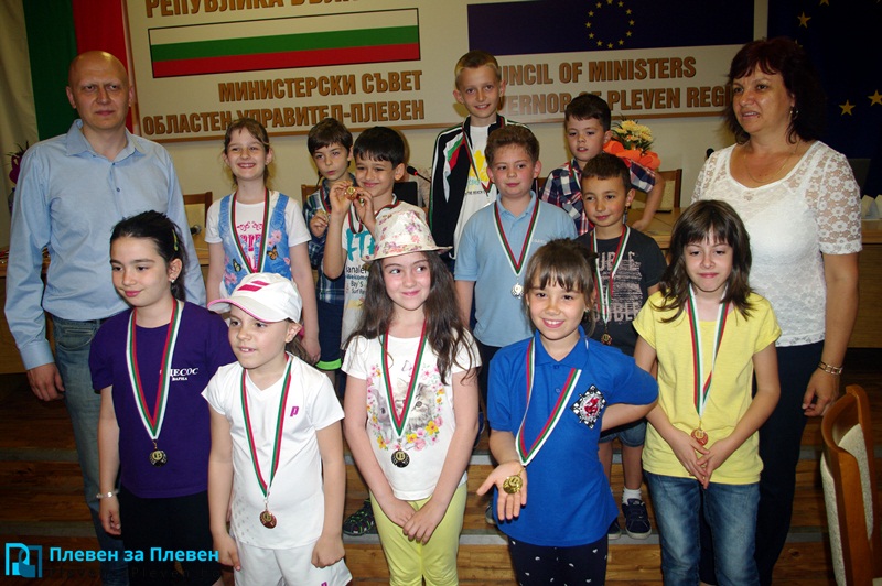 Областният управител награди победителите в Държавното по ускорен шах за деца