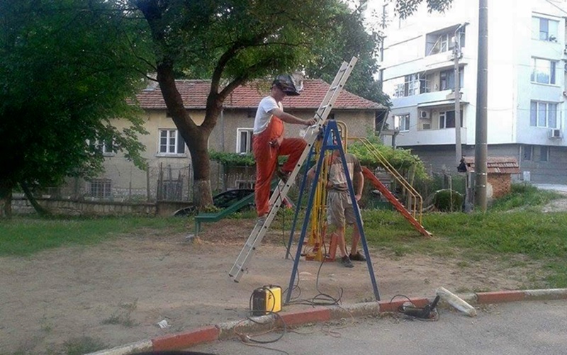 Двама татковци ремонтираха люлките на детска площадка в Плевен