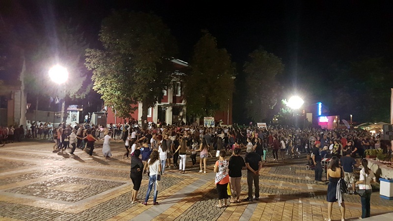 Кръшни хора се извиха на площада в Левски по повод празника на града