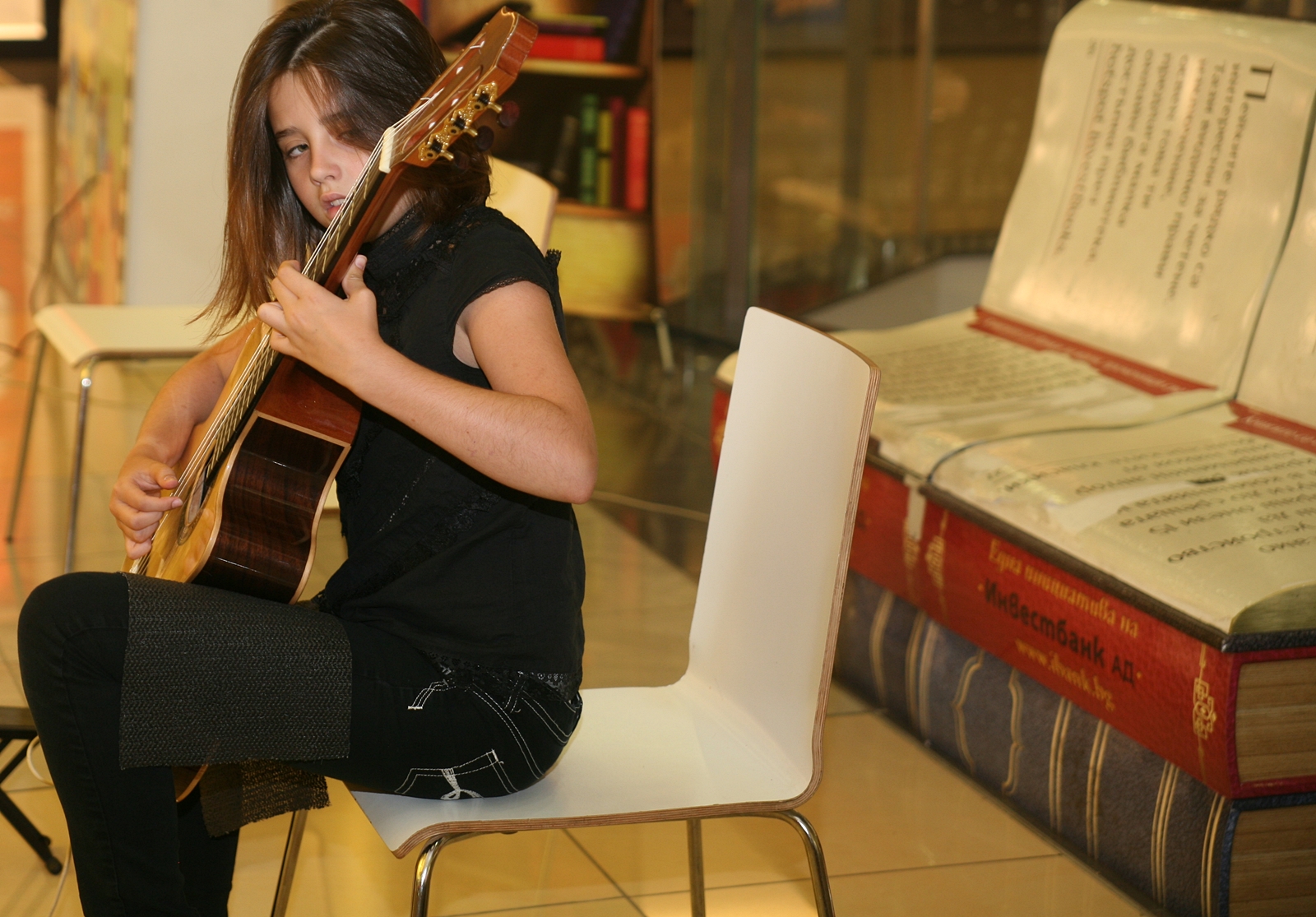 Деца и китари в  Панорама мол Плевен – фото-галерия