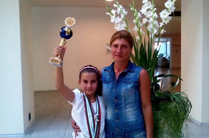 Нова купа за малката шахматистка Нора Рашева от „Надеждите на света“