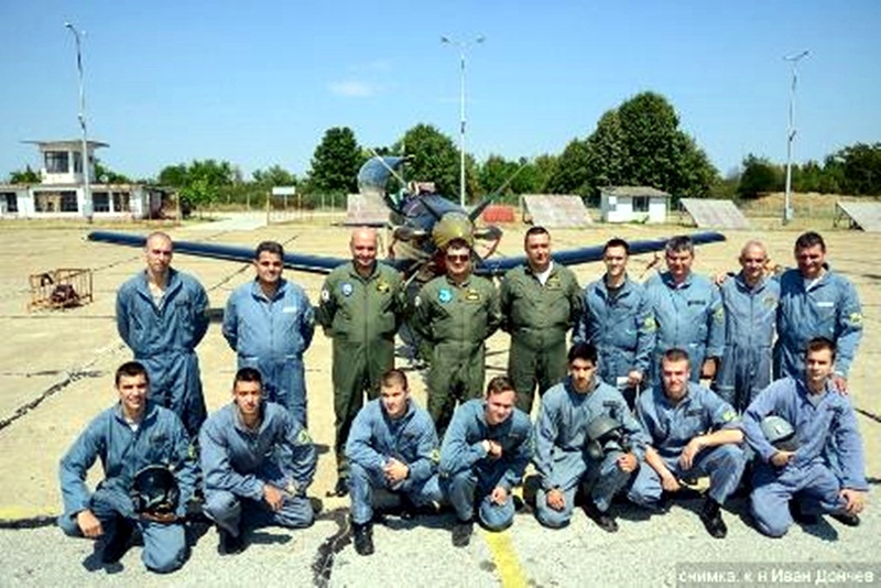 Първи самостоятелни полети изпълниха курсантите-летци втори курс на летище Долна Митрополия