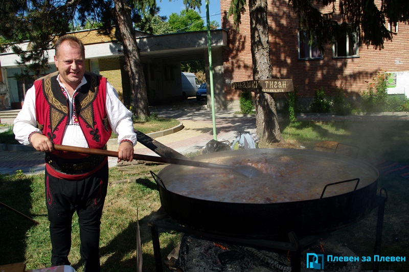 Майстор Ангел готви боб в Юнашкия тиган на Фестивала в Асеново