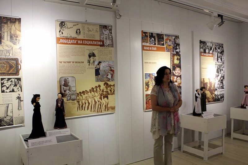 В Кнежа откриха интересна изложба, представяща промените в облеклото на жените през изминалия век