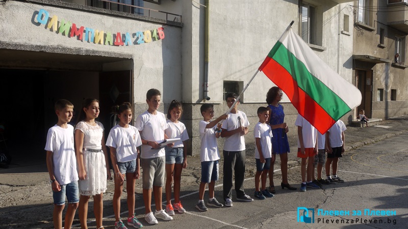 Малки плевенчани с големи сърца дариха средства за „Българската Коледа“, събрани по време на Олимпиадата на ул. „Гълъбец“