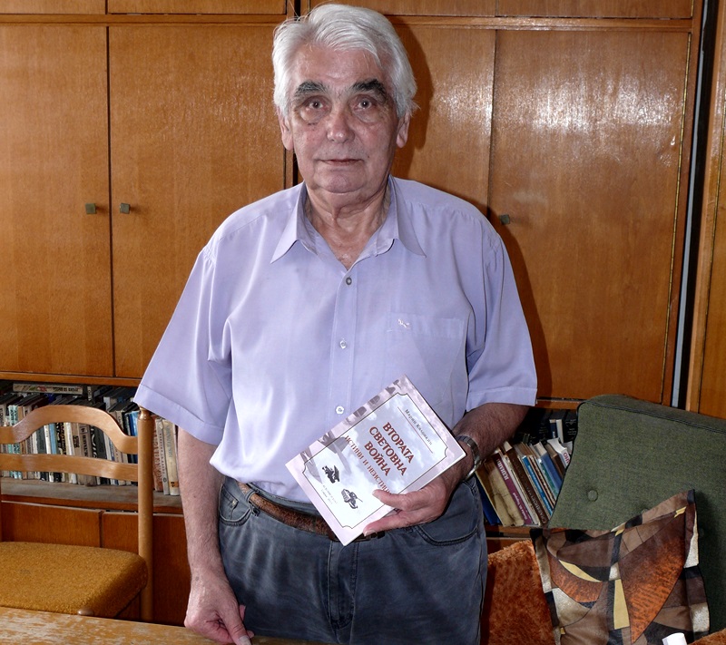 Известният български историк проф.Марин Калонкин подари книги на библиотека в град Левски