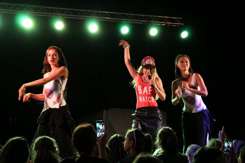Лора Караджова и танцьорите от „Зорая” дадоха старт на концертите за панаирните дни в Кнежа