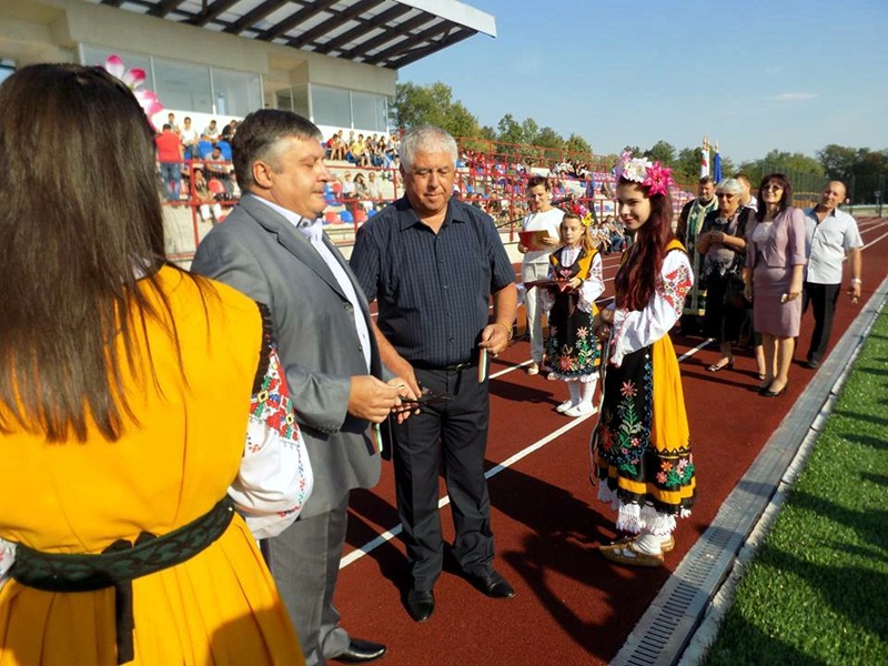 Спортен комплекс по проект за над 5 млн. лева откриха в Гулянци навръх празника на града