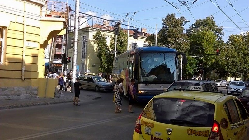 Катастрофа между автобус и лек автомобил стана на оживено кръстовище в Плевен