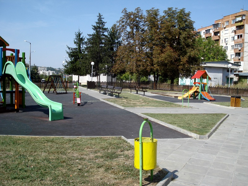 Отново ремонтираха детски площадки, изградени по европроекти в Плевен