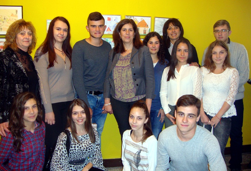 Ученици от Левски участваха в откриването на изложба в Държавната агенция за закрила на детето