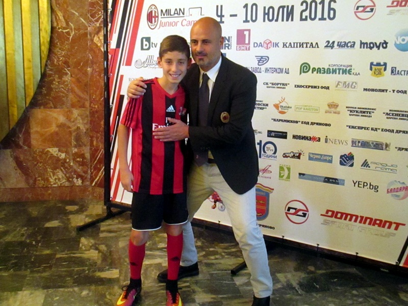 Малък футболист от Плевен заминава на проби в школата на италианския гранд „Милан“