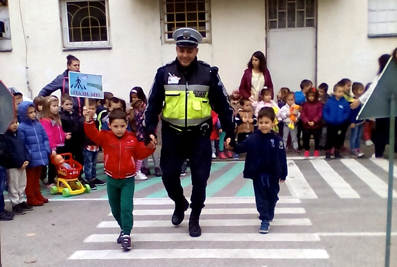 Пътни полицаи гостуваха в Детска градина „Снежанка“ – Плевен