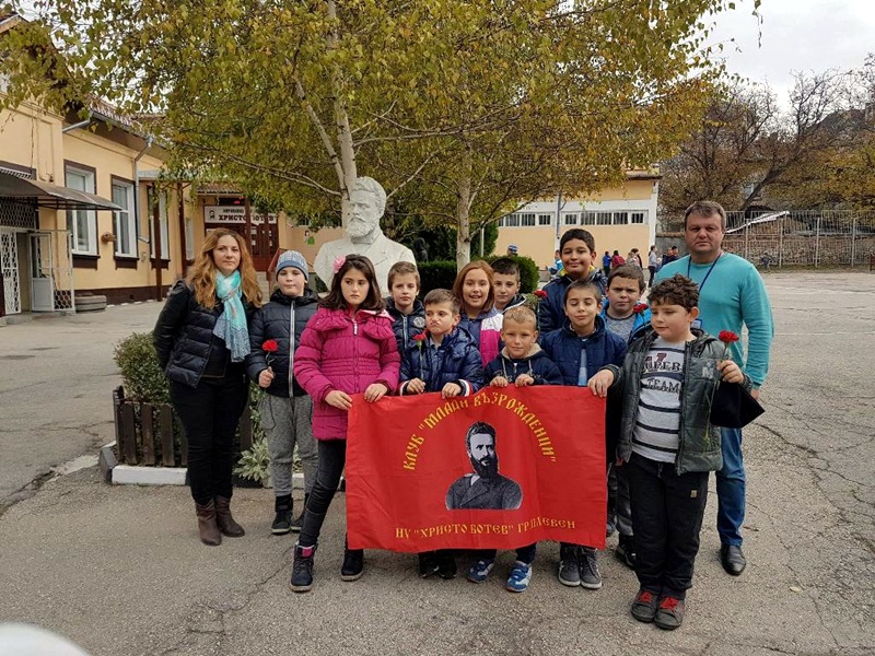 Млади възрожденци от НУ „Христо Ботев“ – Плевен почетоха делото на народните будители