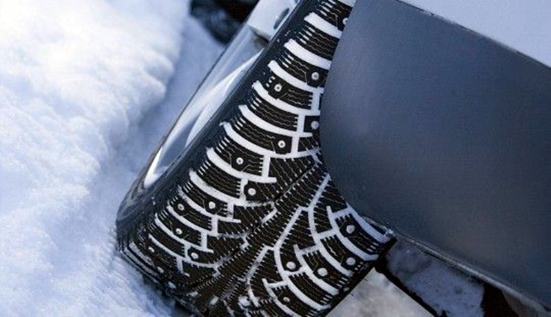 Паркирани по улиците автомобили затрудняват снегопочистването в Червен  бряг