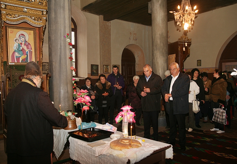 5-та поредна година Садовец празнува Димитровден с молебен за здраве и курбан за берекет – фото-галерия