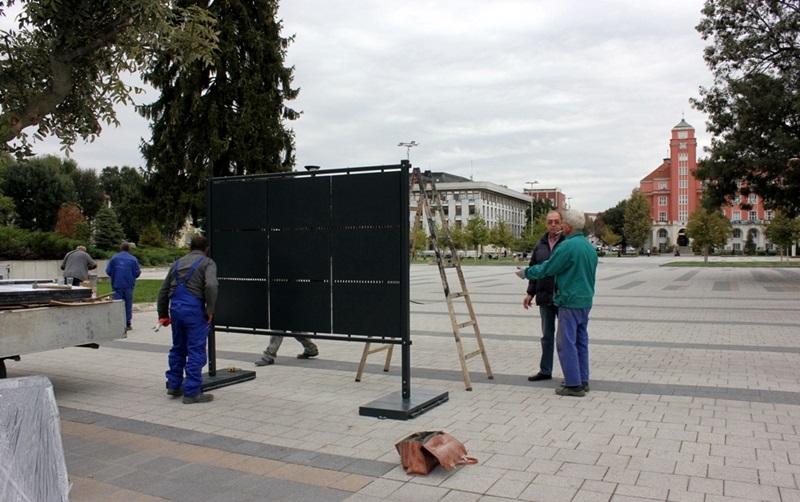 Монтират преместваемите информационни табла в Плевен
