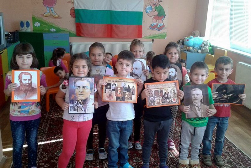 Малчуганите от ДГ „Люляк“ в Малчика изразиха почит към делото на будителите