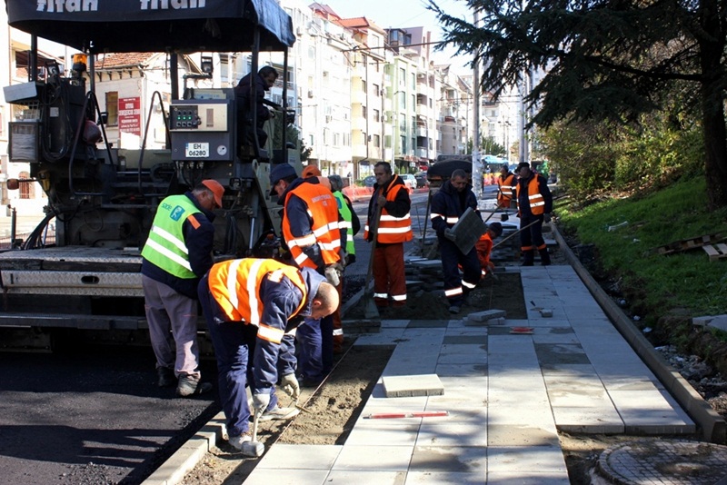Екип от Община Плевен провери хода на уличните ремонти (снимки)